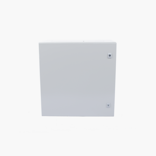 Gabinete de Acero IP66 Uso en Intemperie (600 x 600 x 300 mm) con Placa Trasera Interior Metálica y Compuerta Inferior Atornillable (Incluye Chapa y Llave T).